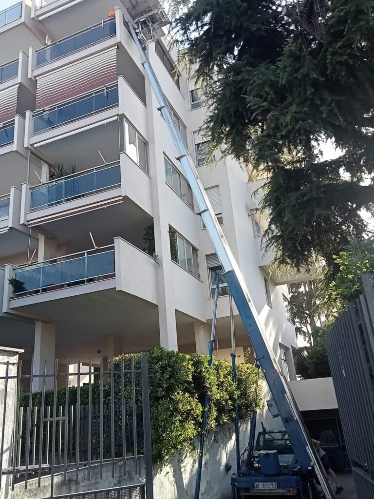 Autoscala per trasloco in un condominio con giardino a Caserta