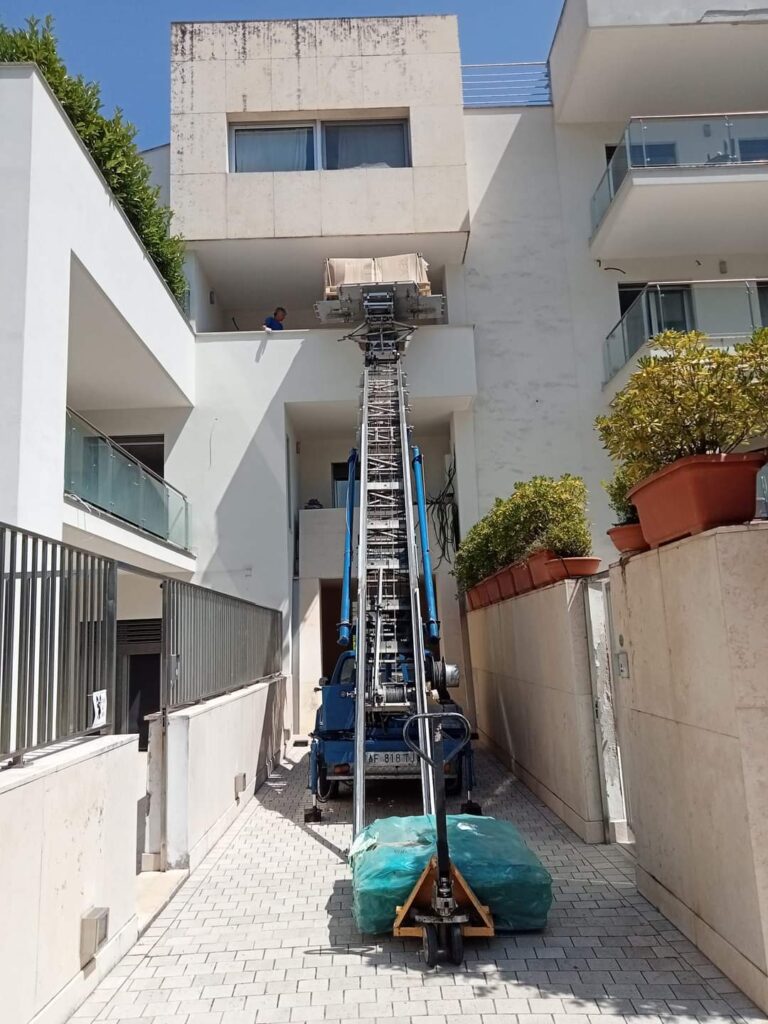 Autoscala in un vialetto stretto per un trasloco a Caserta
