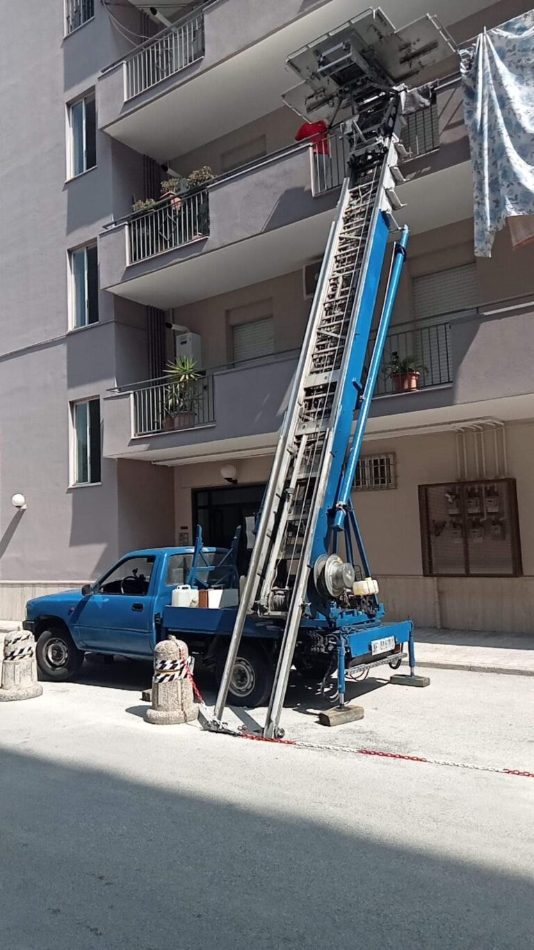 Autoscala su furgone per sgombero e trasloco in città