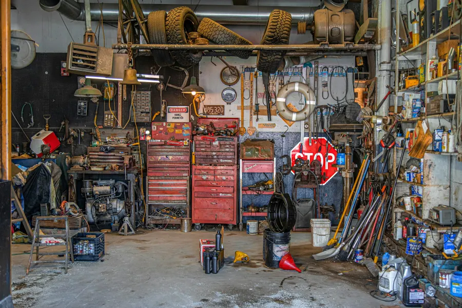Attrezzi e materiali accumulati in un garage