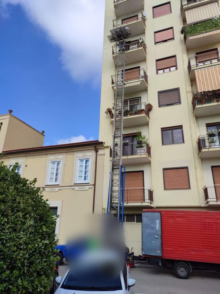 Autoscala per trasloco ai piani alti a Caserta