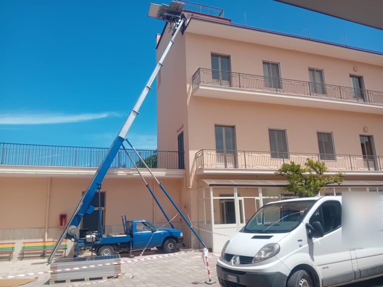 Autoscala per trasloco in una palazzina a Caserta