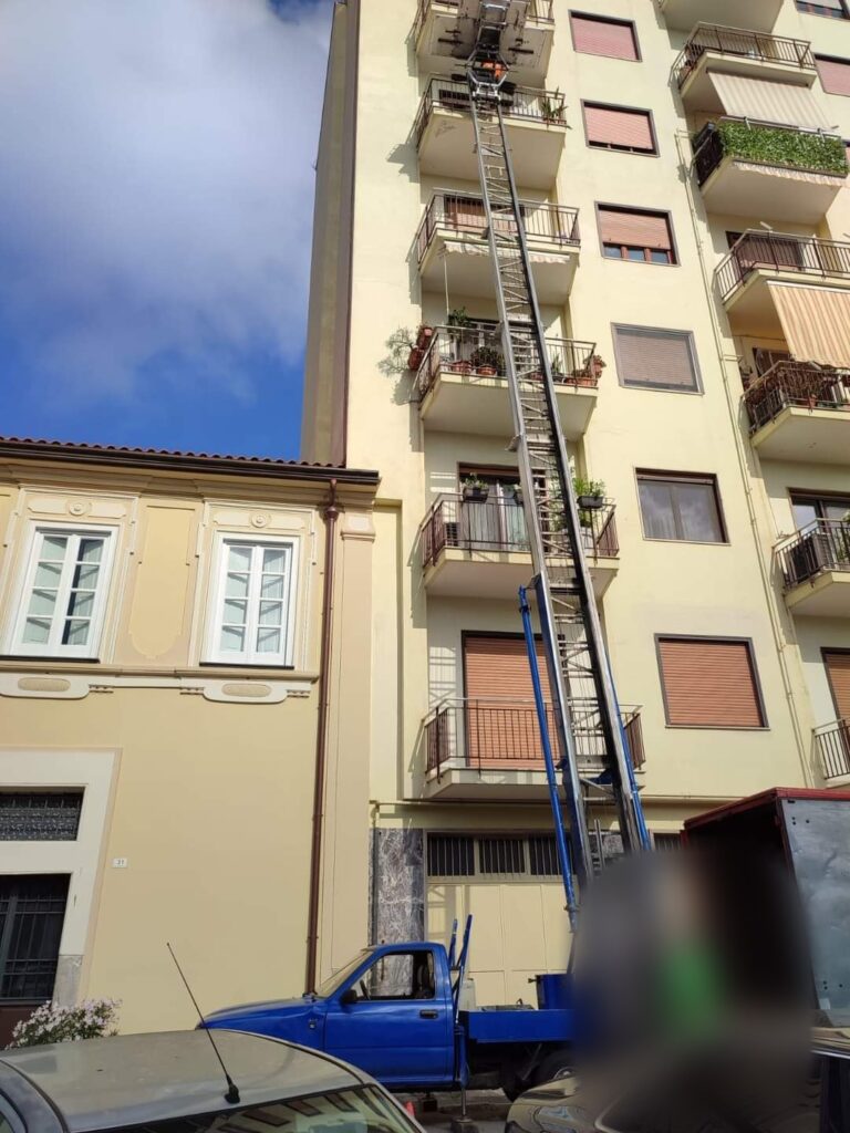 Autoscala al lavoro su un palazzo durante un trasloco a Caserta