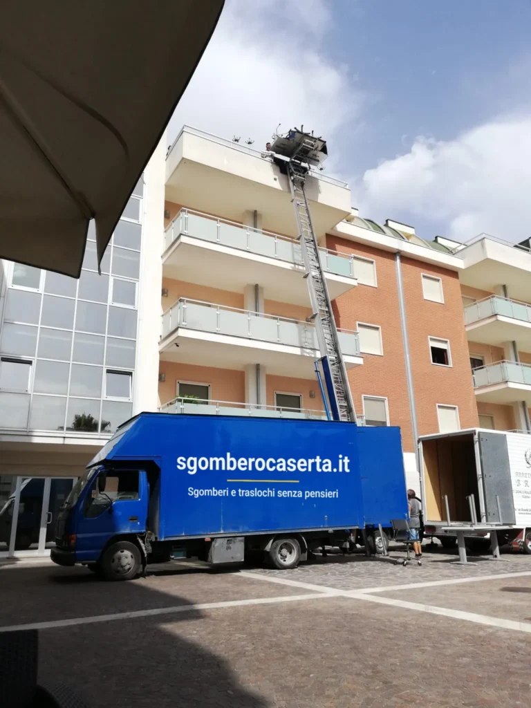 Furgone e autoscala di sgomberocaserta.it durante un trasloco