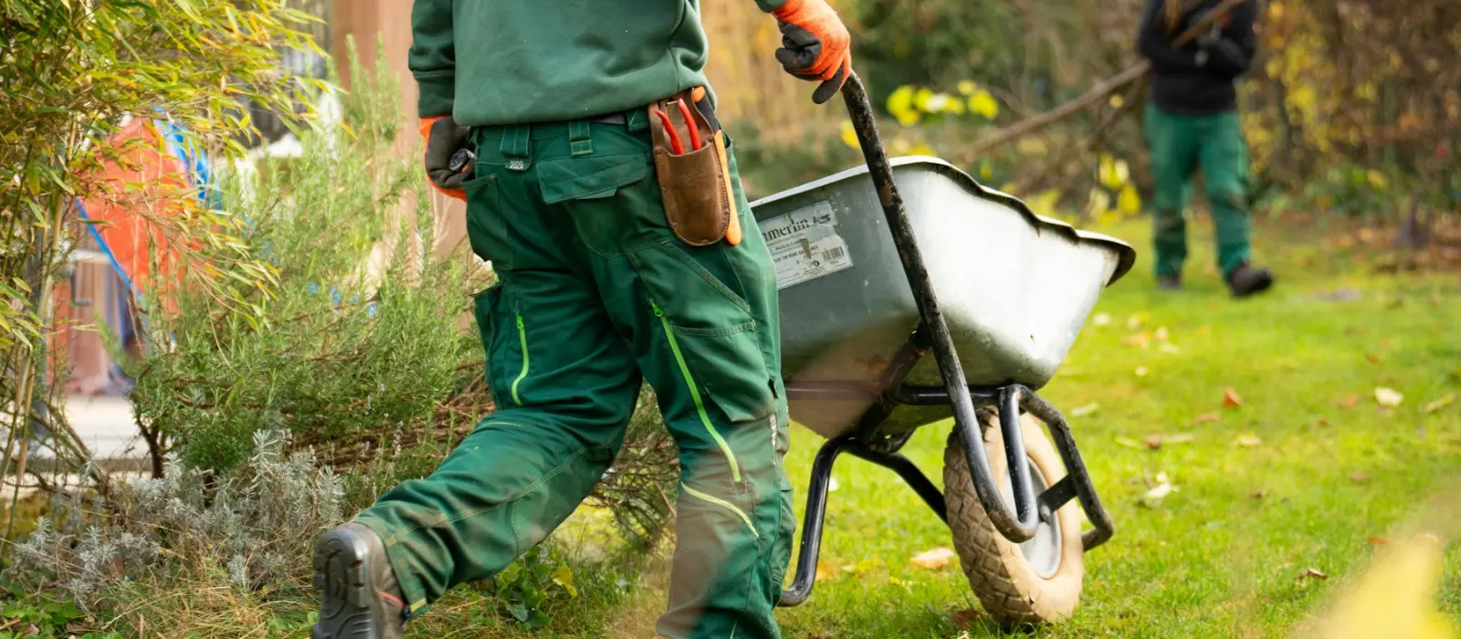 Giardinieri al lavoro in un giardino
