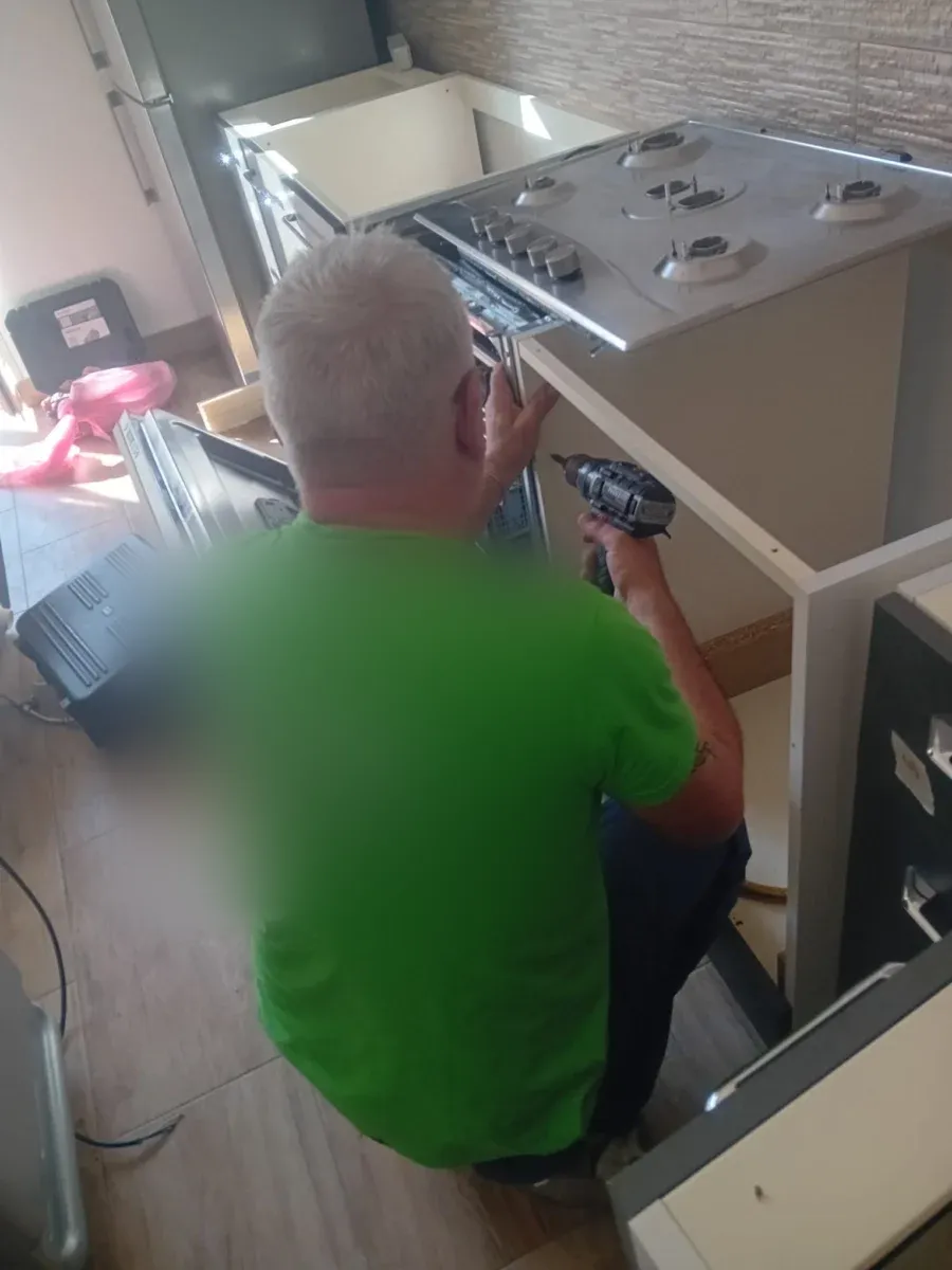 Lavori di adattamento di una cucina durante il rimontaggio