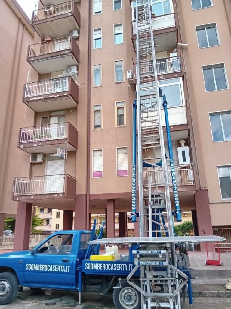 Autoscala e furgone di sgomberocaserta.it davanti a un condominio