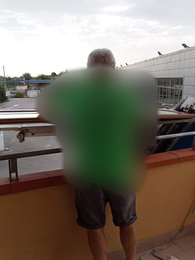 Squadra al lavoro su un balcone durante uno sgombero a Caserta