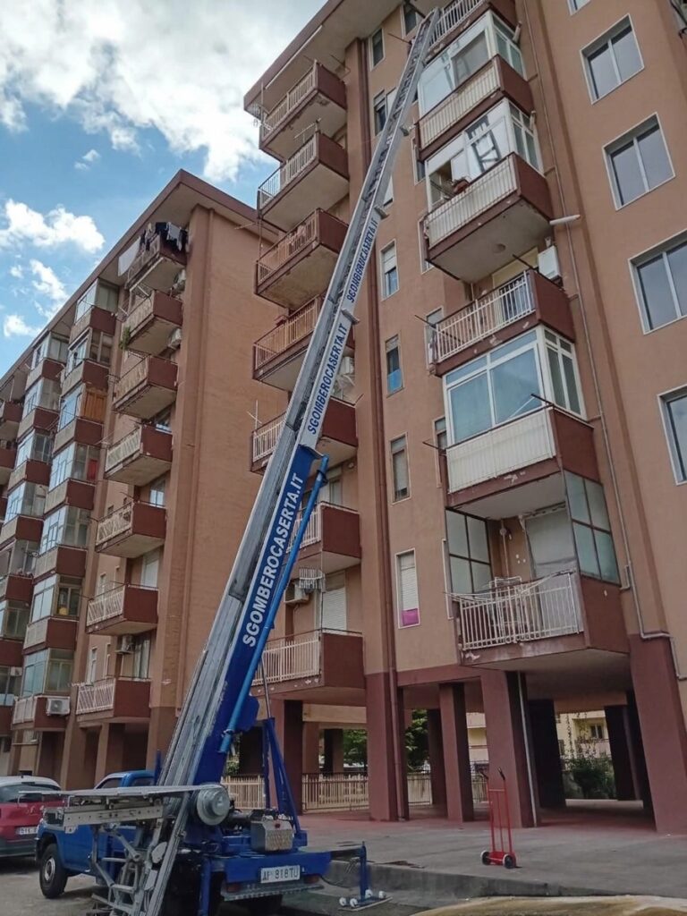 Autoscala per trasloco su un palazzo a Caserta