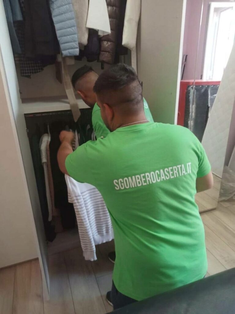 Smontaggio armadio durante un trasloco a Caserta