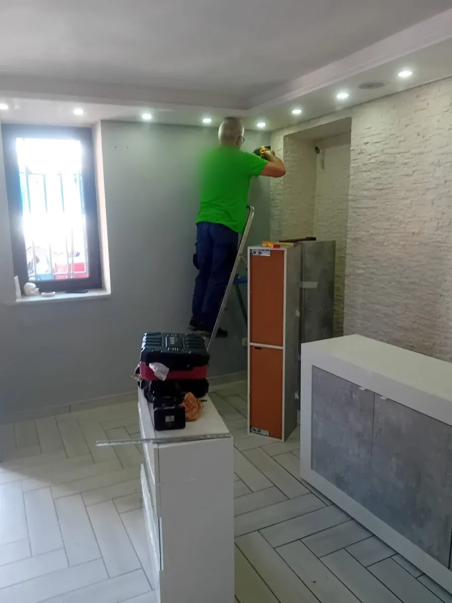 Operaio di Traslochi Caserta durante un trasloco in provincia