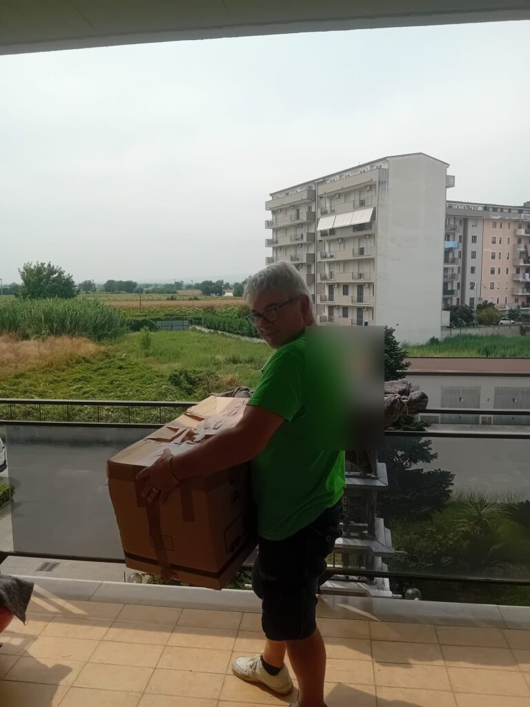 Trasporto di scatoloni sul balcone durante un trasloco a Caserta