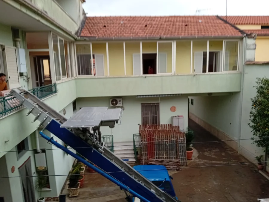 Scala mobile per carico dal balcone in un condominio