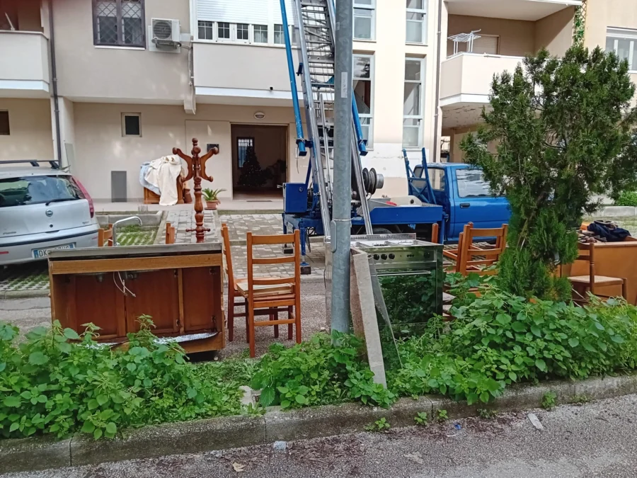 Mobili caricati sul furgone durante uno sgombero
