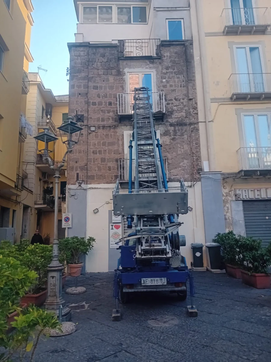 Autoscala montata davanti a un palazzo per un trasloco